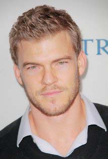 Is Alan Ritchson married? - vooxpopuli.com