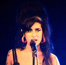 Does Amy Winehouse Smoke? - vooxpopuli.com